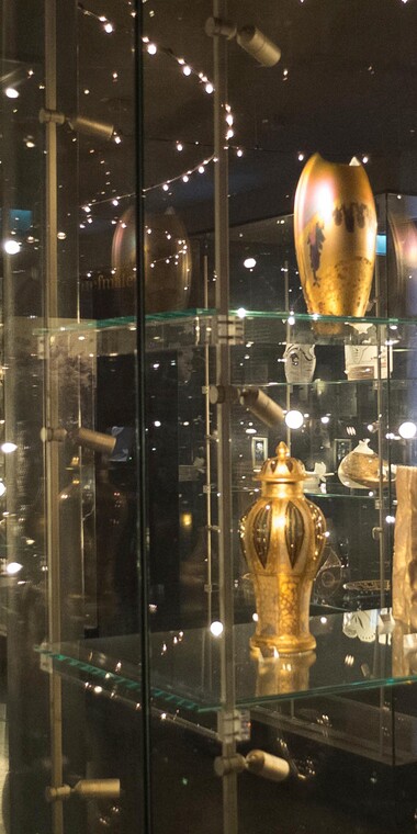 Glasvitrinen, in denen kunstvolle Vasen, Urnenvasen und Krüge ausgestellt sind.